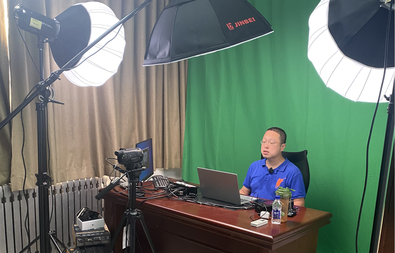 管理学院远程授课直播间9月11日正式运行啦!